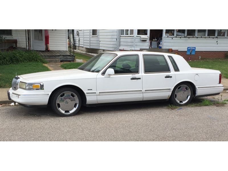 1995 Lincoln Town Car for sale by owner in Evansville