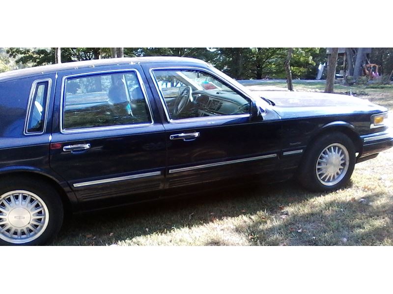 1997 Lincoln Town Car for sale by owner in WINCHESTER