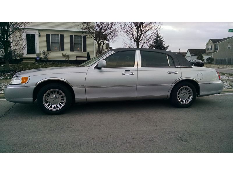 2000 Lincoln Town Car for sale by owner in CANAL WINCHESTER