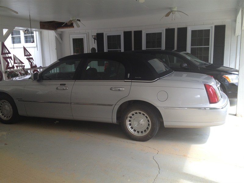 2001 Lincoln Town Car for sale by owner in CHESTERFIELD