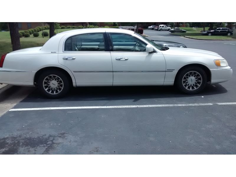 2001 Lincoln Town Car for sale by owner in Charlotte