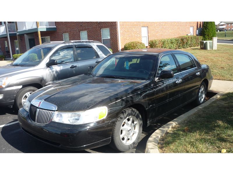 2001 Lincoln Town Car for sale by owner in Louisville
