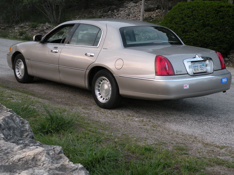 Used 2001 Lincoln Town Car For Sale by Owner in Topeka, KS 66699