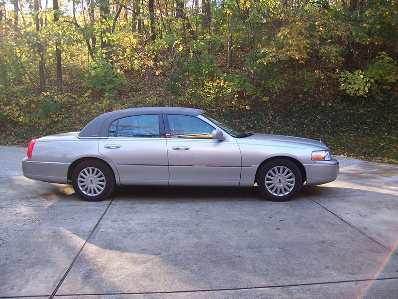 2003 Lincoln Town Car for sale by owner in SPRINGFIELD