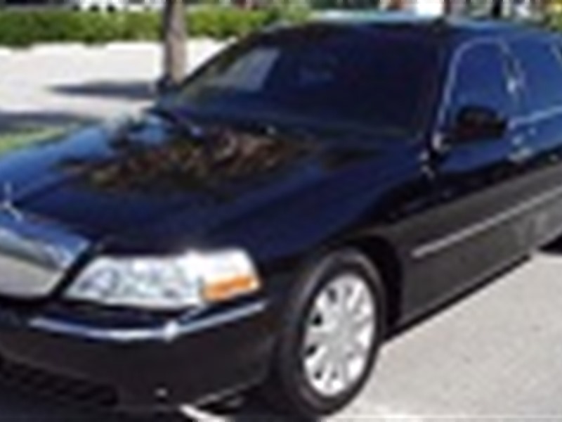 2003 Lincoln Town Car for sale by owner in ALEXANDRIA