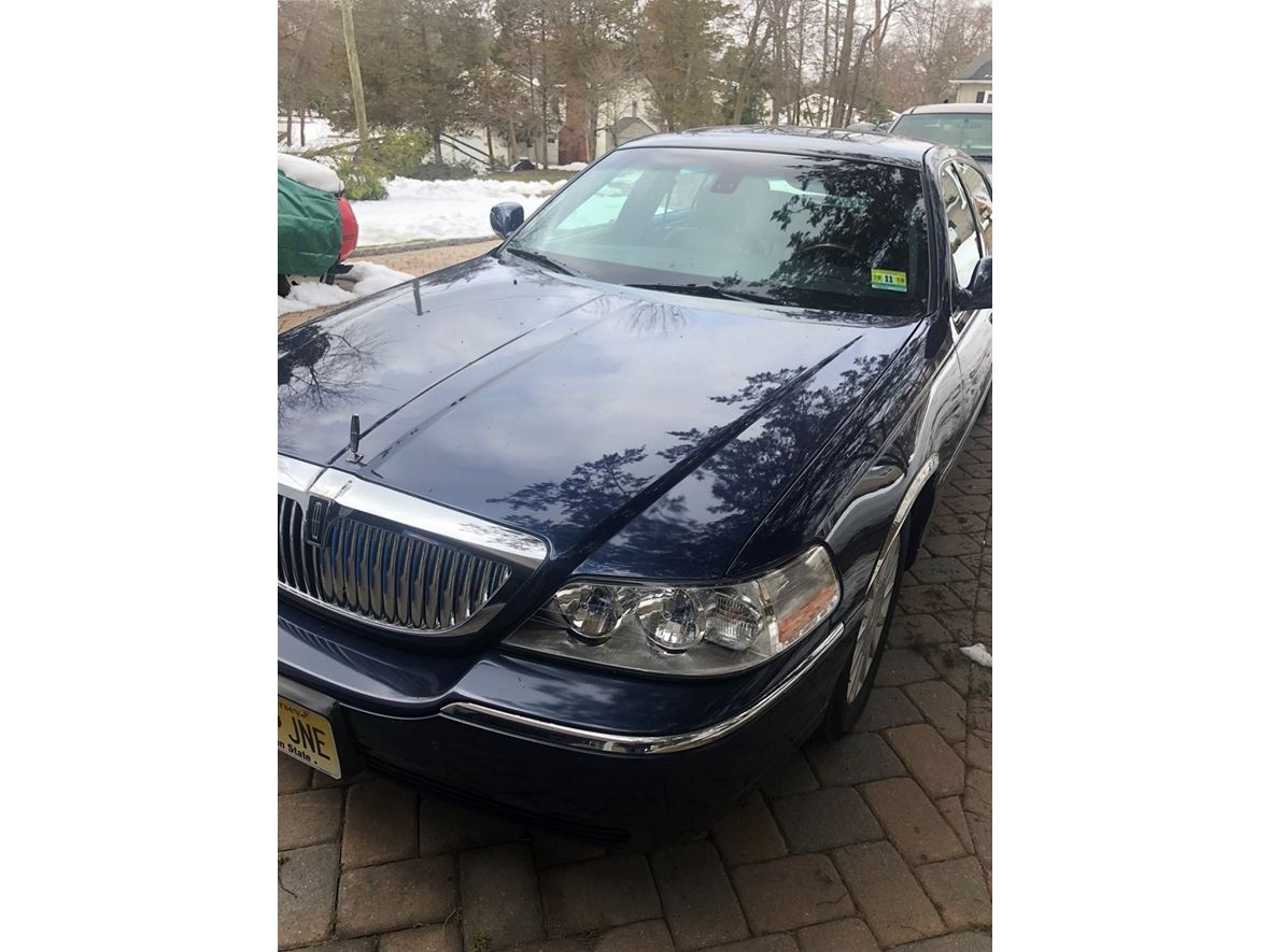 2003 Lincoln Town Car for sale by owner in Wayne