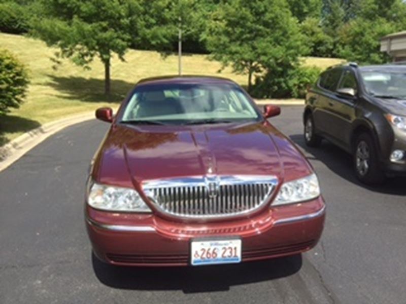 2004 Lincoln Town Car for sale by owner in Elgin