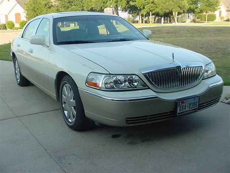 2005 Lincoln Town Car for sale by owner in FORT WORTH