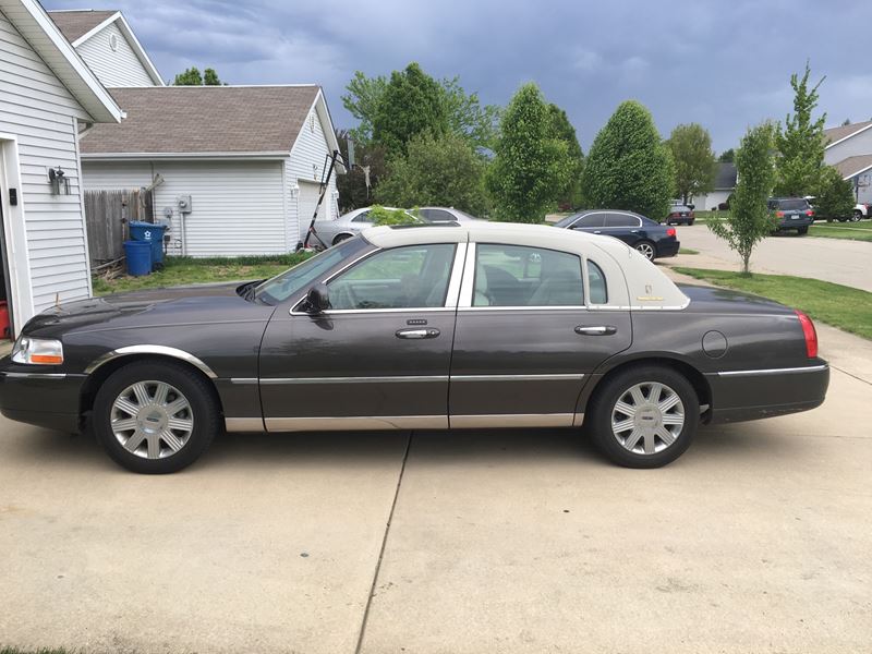 2005 Lincoln Town Car for sale by owner in Champaign