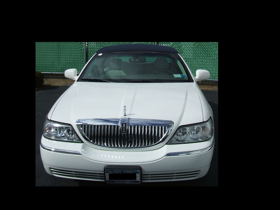 2005 Lincoln Town Car for sale by owner in Syracuse