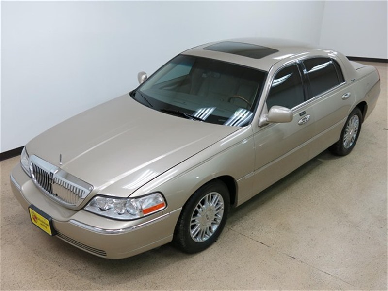 2006 Lincoln Town Car for sale by owner in ARLINGTON