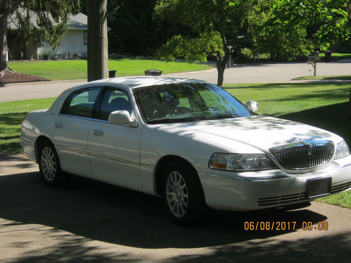 2006 Lincoln Town Car for sale by owner in Portage