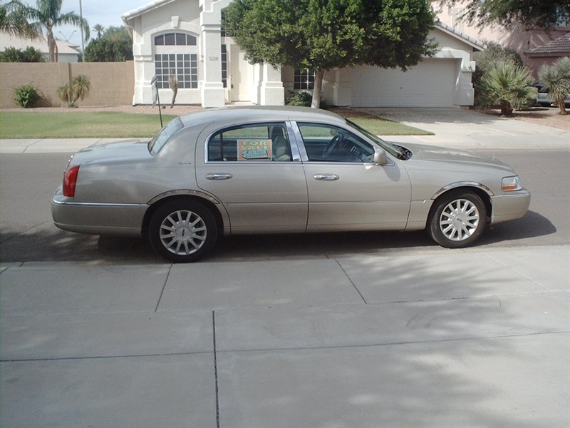 2007 Lincoln Town Car for sale by owner in GOODYEAR