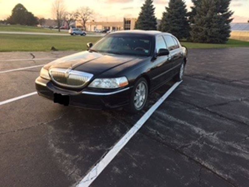 2007 Lincoln Town Car for sale by owner in DES PLAINES