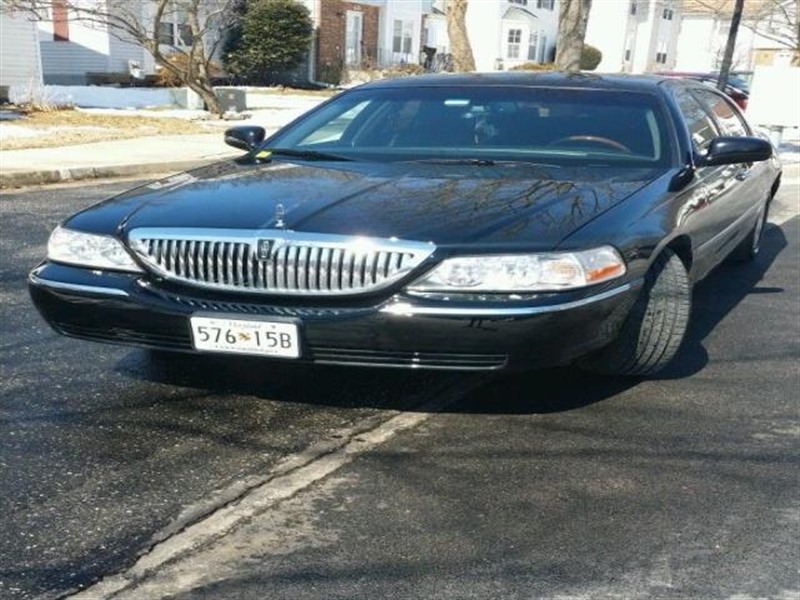 2011 Lincoln Town Car for sale by owner in TEMPLE HILLS