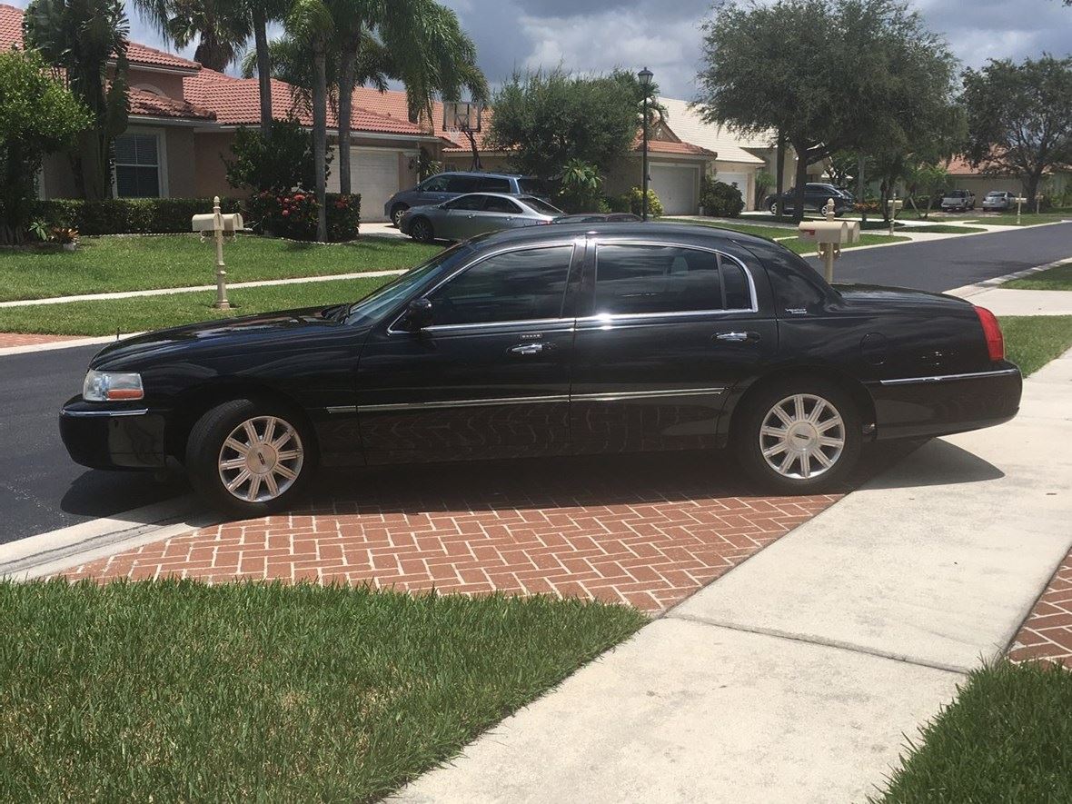 2009 Lincoln Town Car Signature  for sale by owner in Lake Worth
