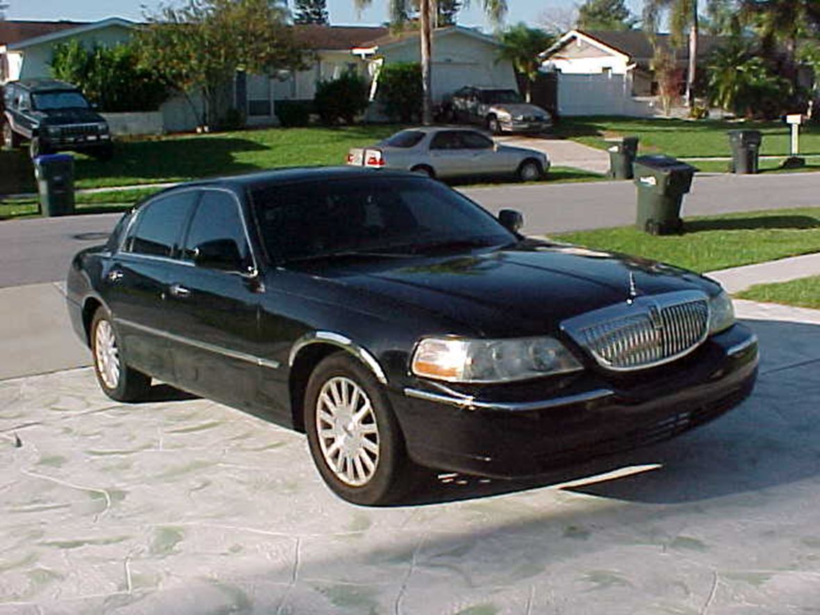 2008 Lincoln Town car signature liminted for sale by owner in North Port
