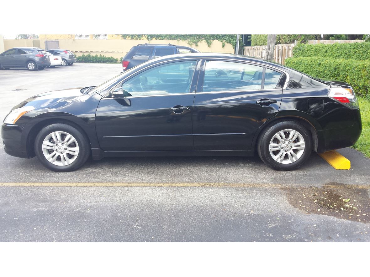 2012 Nissan Altima for sale by owner in Hialeah