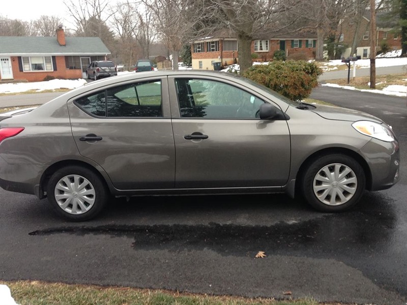 2013 Nissan Versa for sale by owner in LYNCHBURG