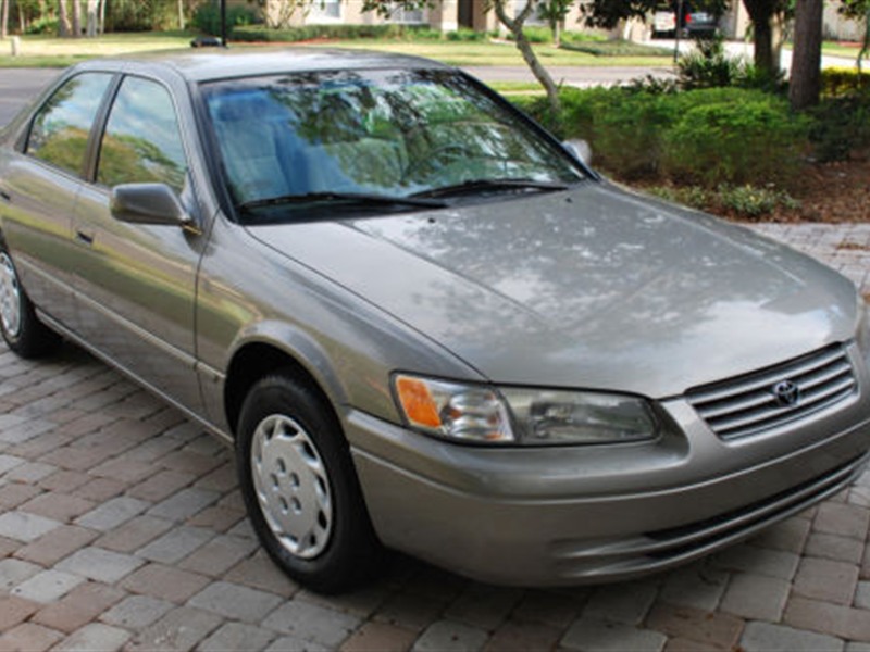 1998 Toyota Camry LE for Sale by Owner in Minneapolis, MN 55401