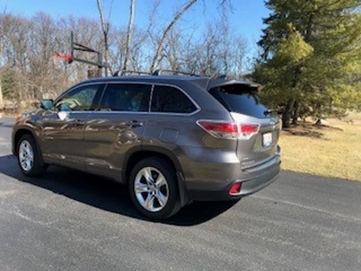 2015 Toyota Highlander for sale by owner in Libertyville