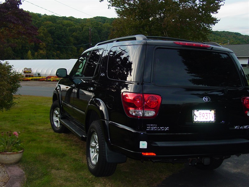 2006 Toyota Sequoia SR5 for sale by owner in FEEDING HILLS