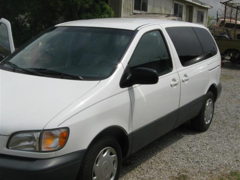 2000 Toyota Sienna for sale by owner in MOAPA