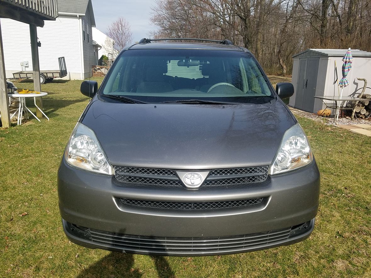 2005 Toyota Sienna for sale by owner in Fayetteville