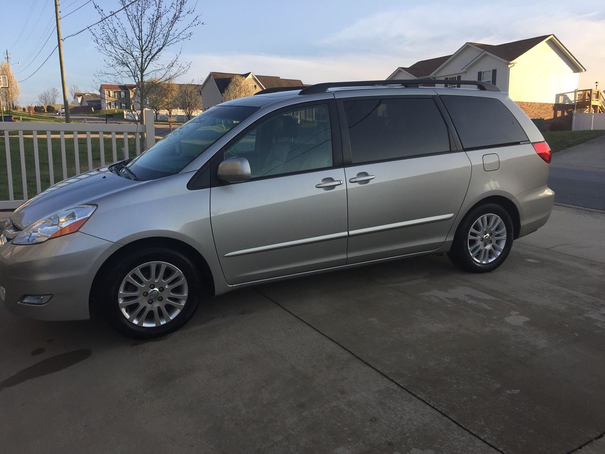 2010 Toyota Sienna for sale by owner in Bluff City