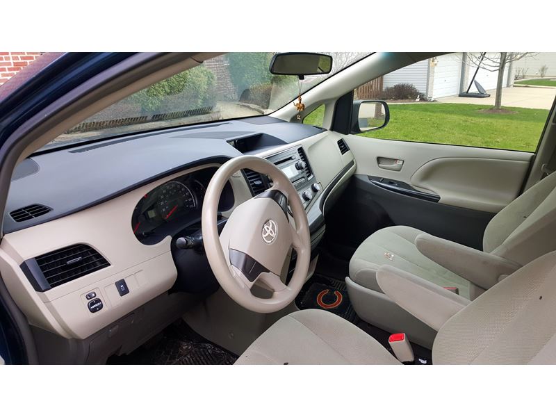 2011 Toyota Sienna for sale by owner in Plainfield