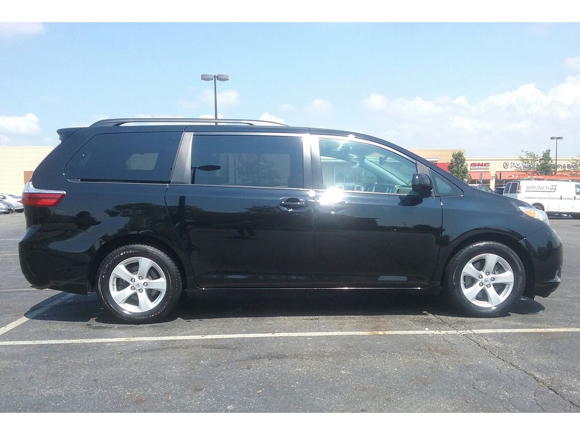 2015 Toyota Sienna for sale by owner in Hilliard