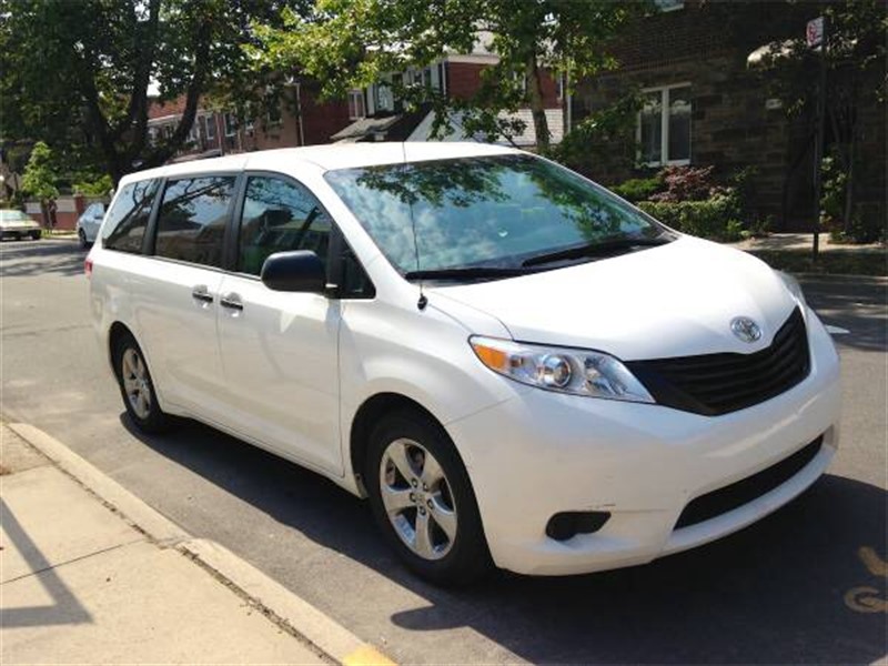 2013 Toyota Sienna L for sale by owner in FOREST HILLS