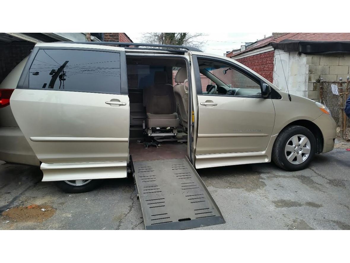 2010 Toyota Sienna Mobility wheelchair Handicap Van by Owner Brooklyn
