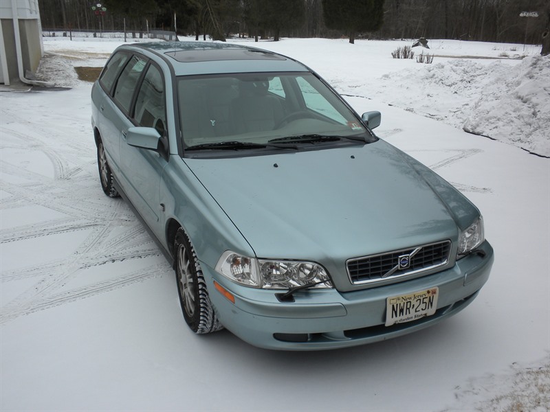 2003 Volvo V 40 for sale by owner in MONROE TOWNSHIP