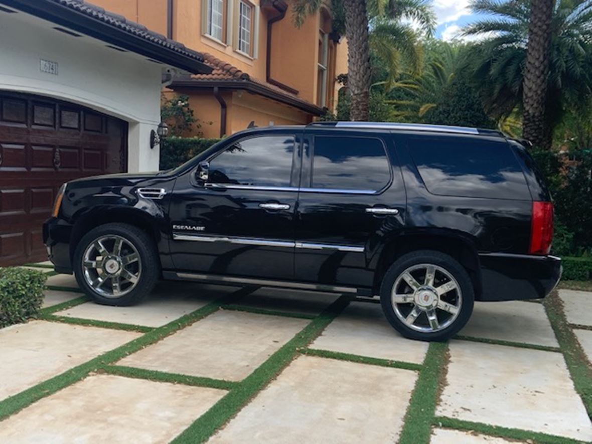 2010 Cadillac Escalade for sale by owner in Hialeah