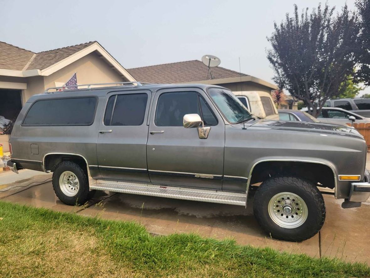 1989 Chevrolet Suburban for sale by owner in Hollister