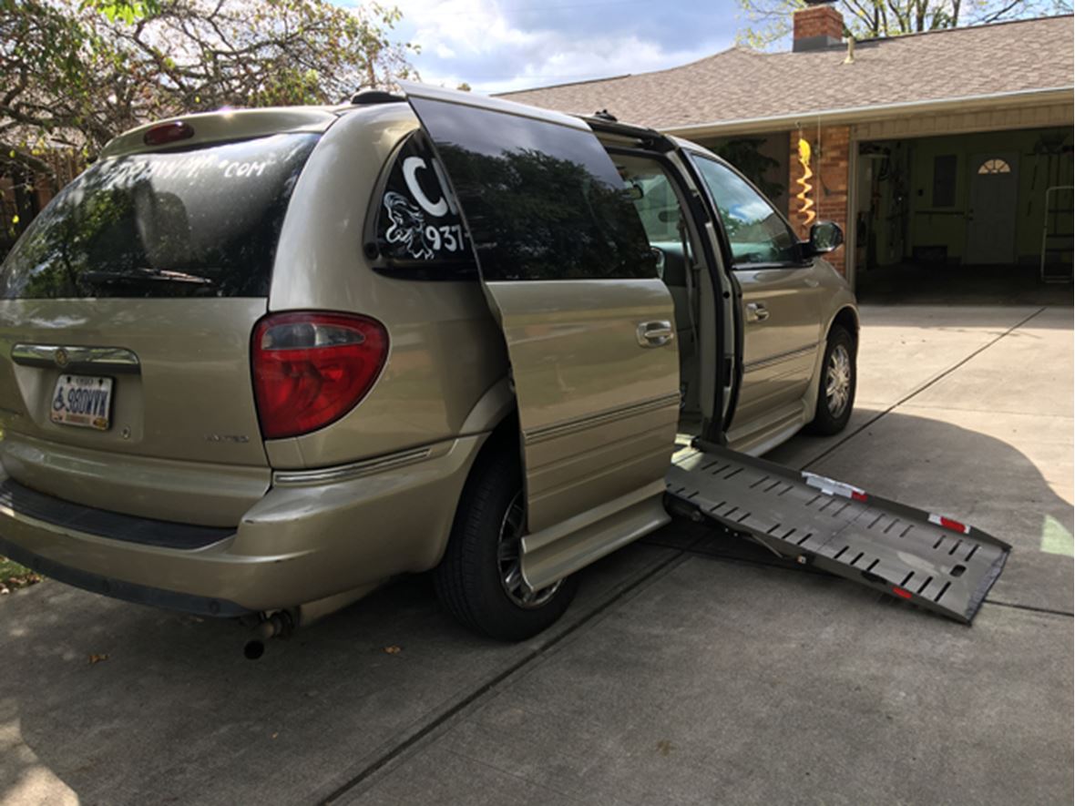 2006 Chrysler Town & Country for sale by owner in Dayton