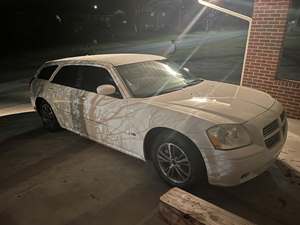White 2006 Dodge Magnum