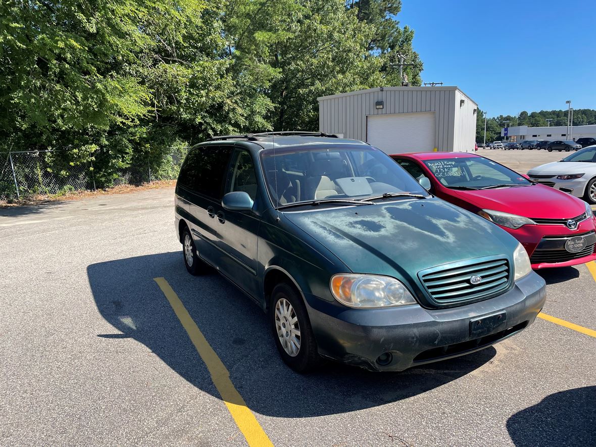 2002 Kia Sedona for sale by owner in Raeford