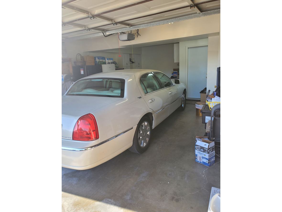 2005 Lincoln Town Car for sale by owner in Santa Clarita