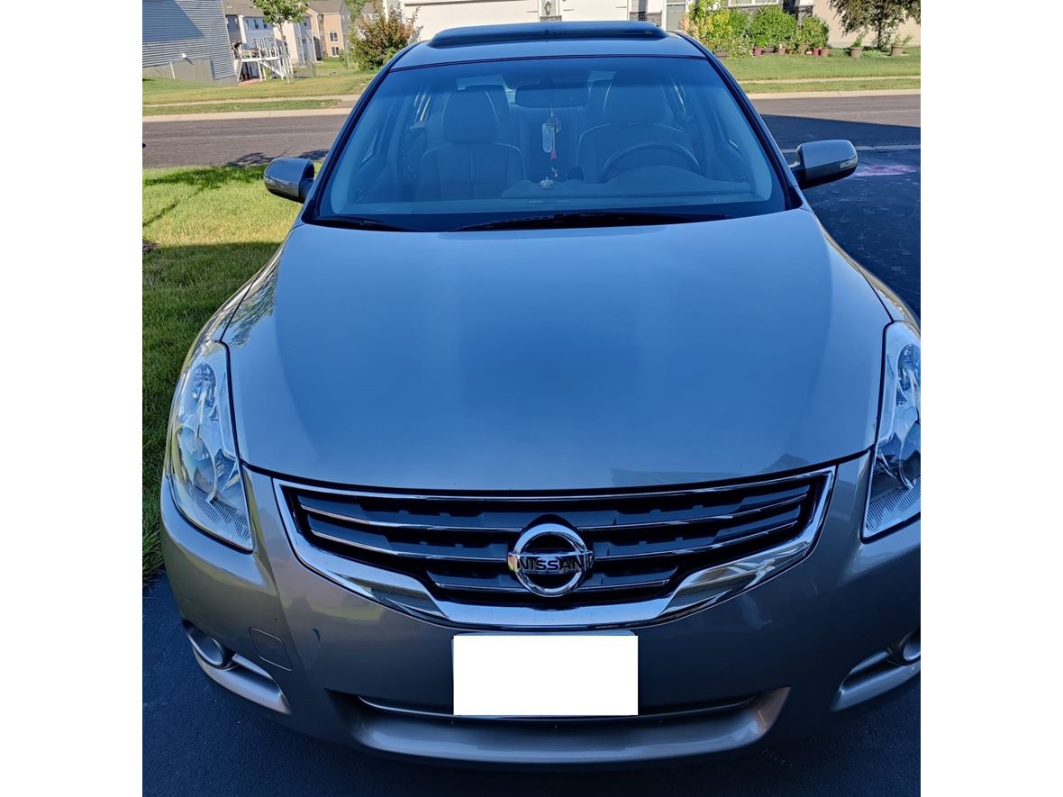 2012 Nissan Altima for sale by owner in Minneapolis