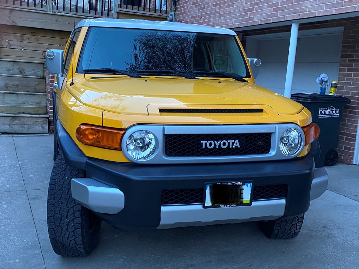 2010 Toyota Fj Cruiser for sale by owner in Dubuque