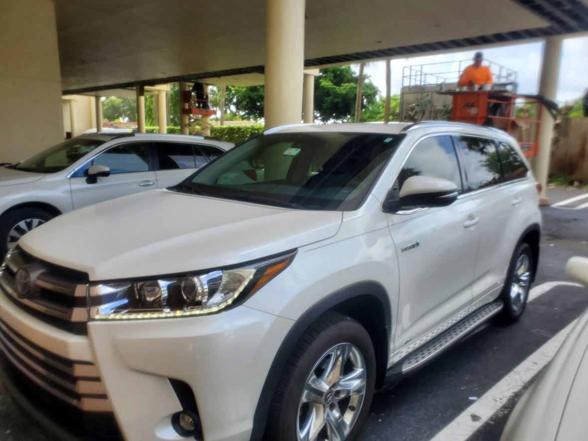 2019 Toyota Highlander Hybrid for sale by owner in Pompano Beach