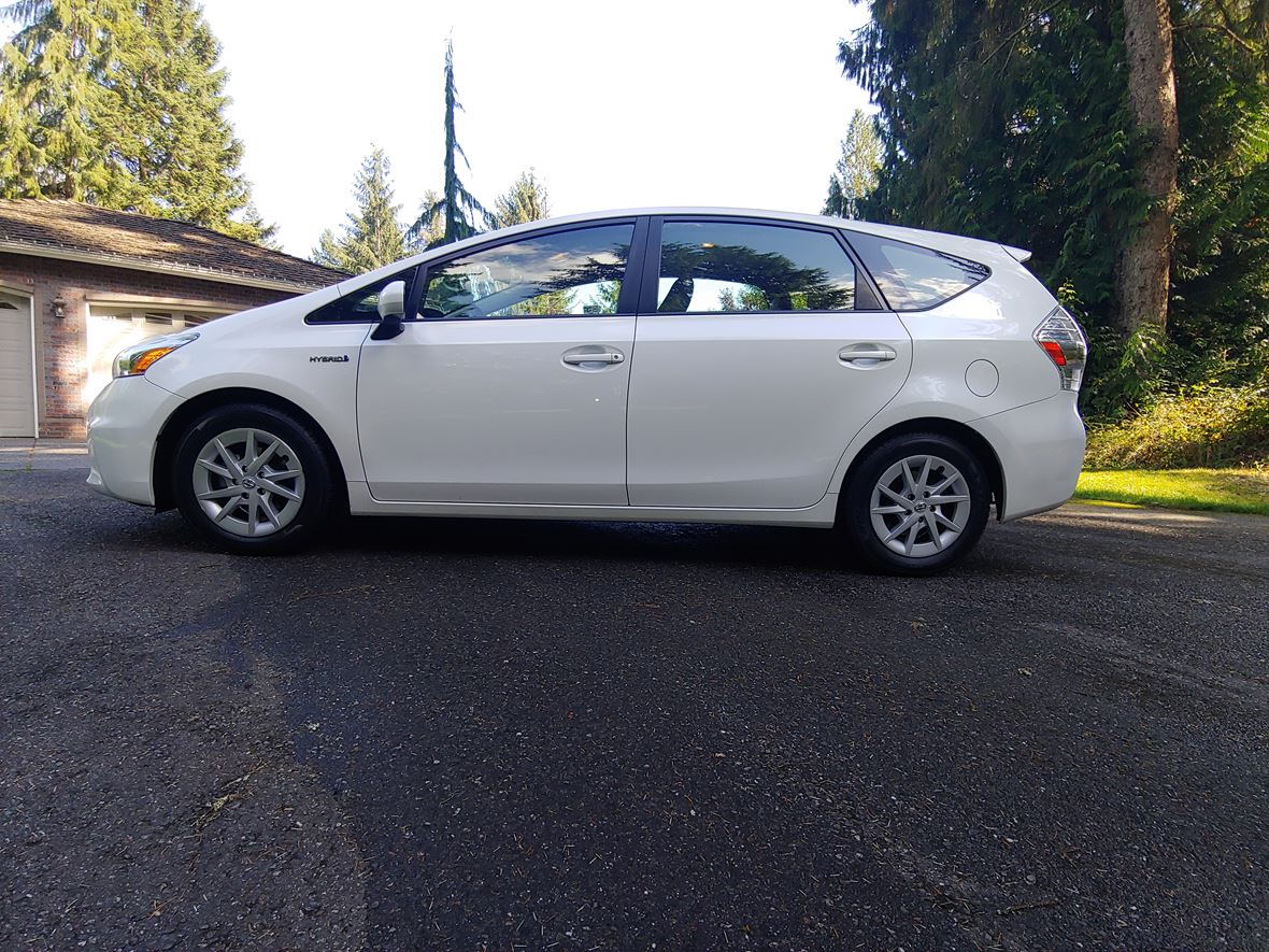 2012 Toyota Prius V for sale by owner in Lake Stevens