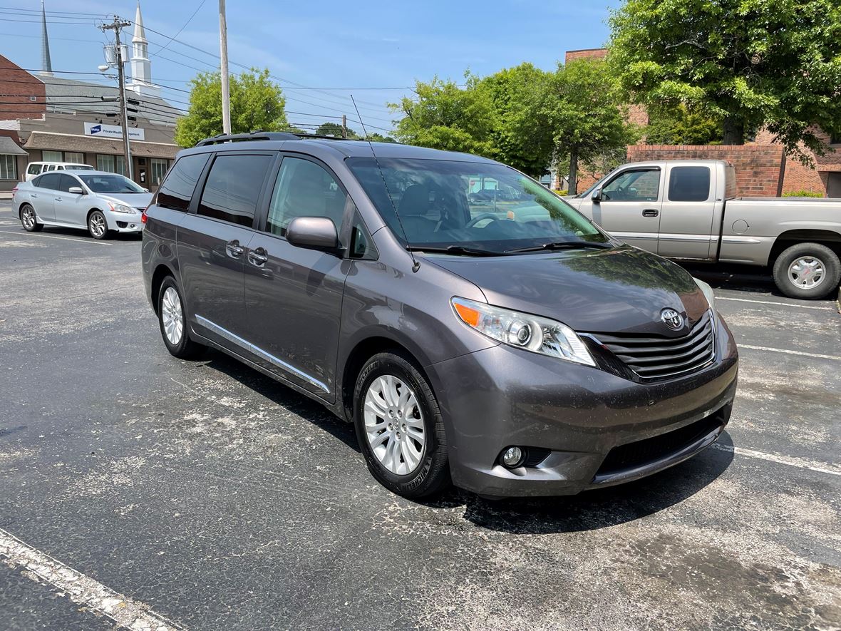 2014 Toyota Sienna for sale by owner in Munfordville