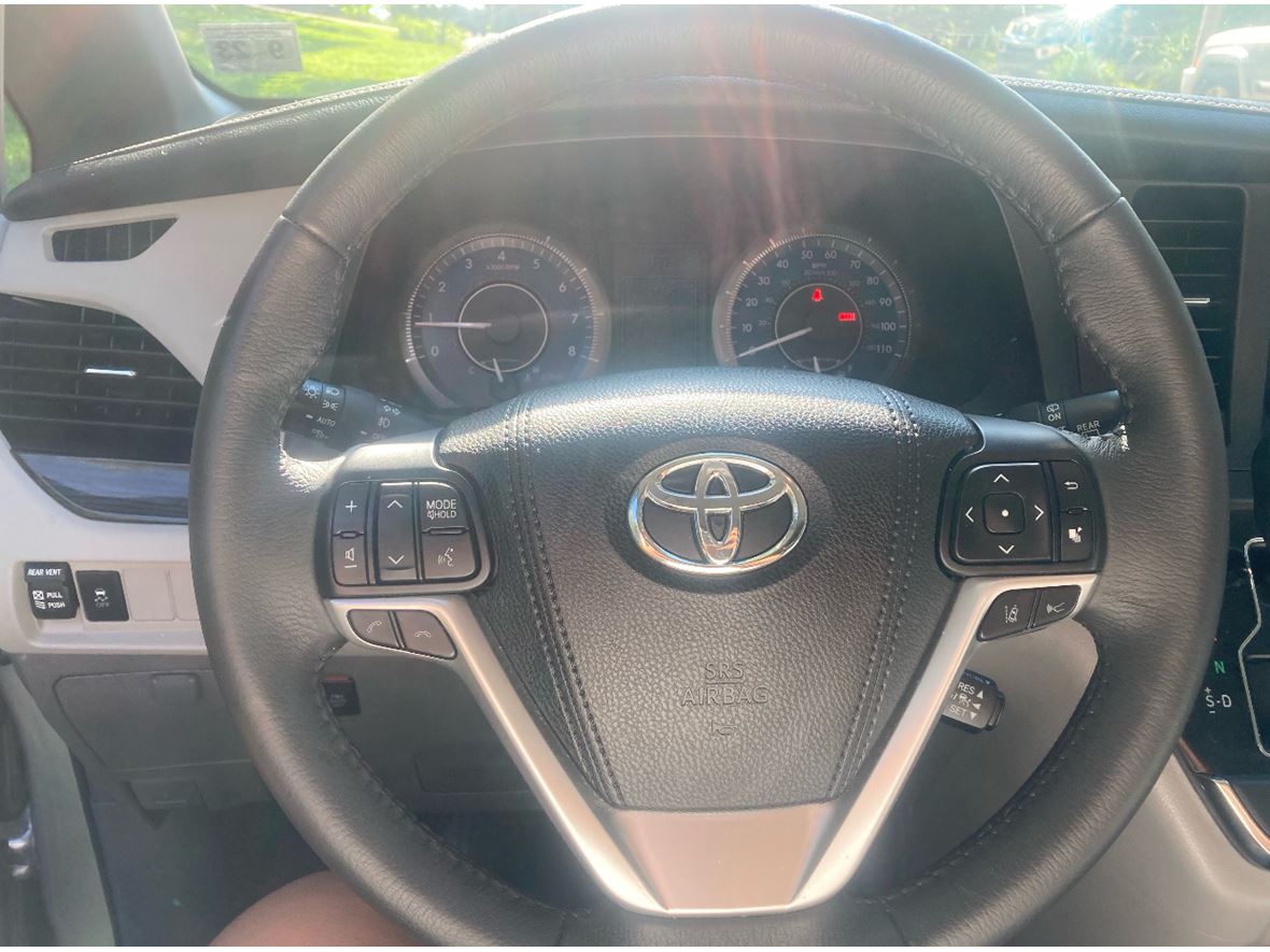 2018 Toyota Sienna for sale by owner in Secaucus