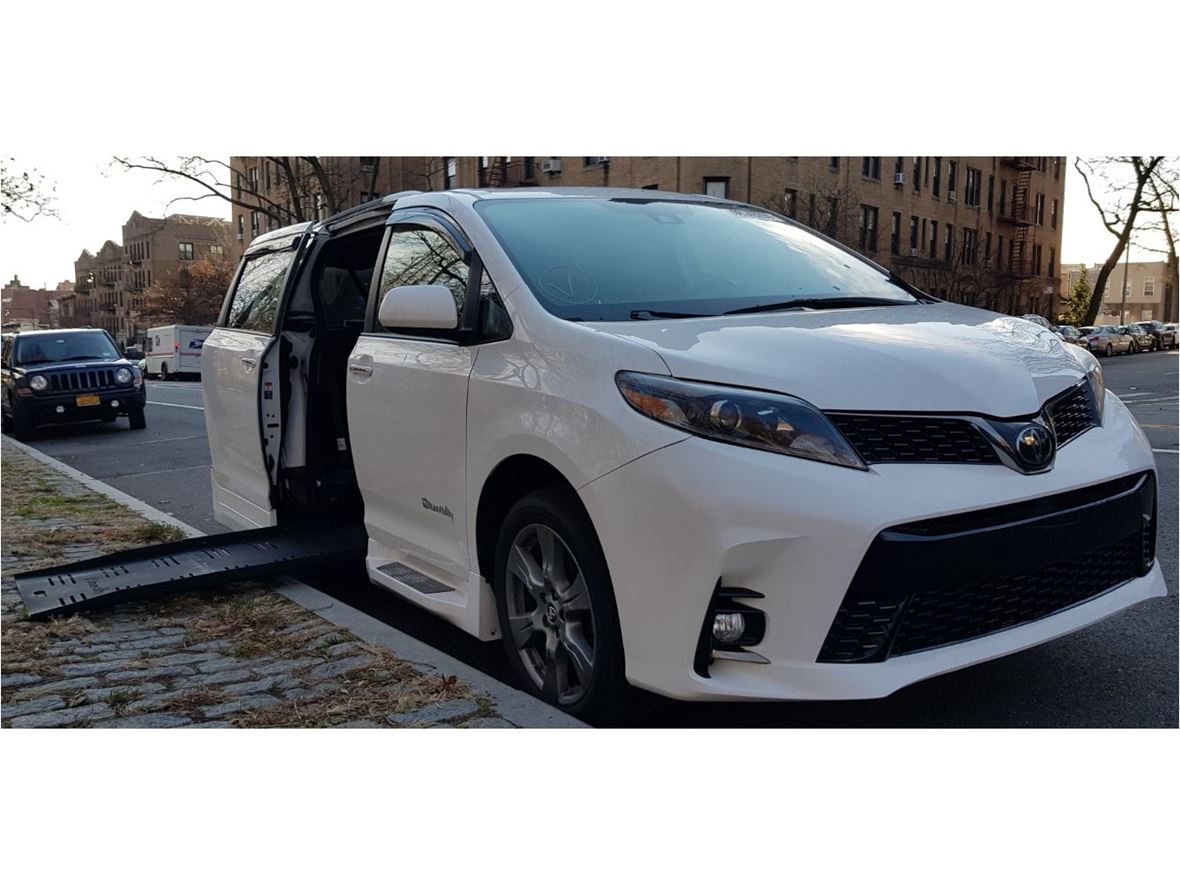 2018 Toyota Sienna for sale by owner in Brooklyn