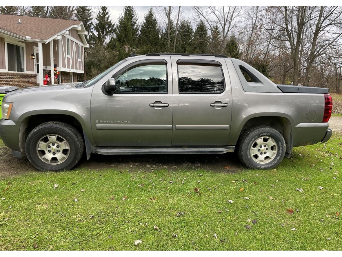 2007 Chevrolet Avalanche for sale by owner in Holly