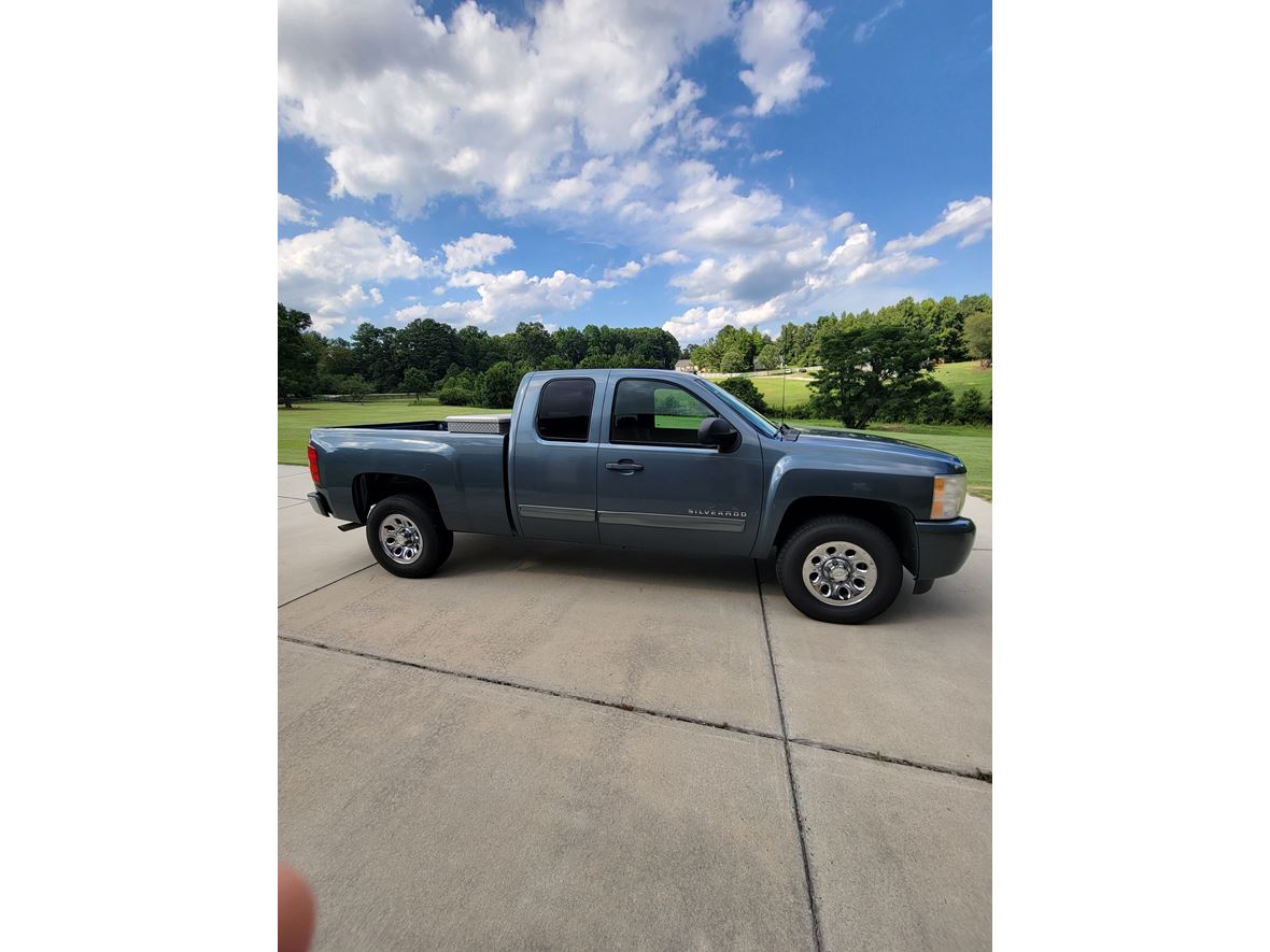 2011 Chevrolet Silverado 1500 for sale by owner in Fuquay Varina