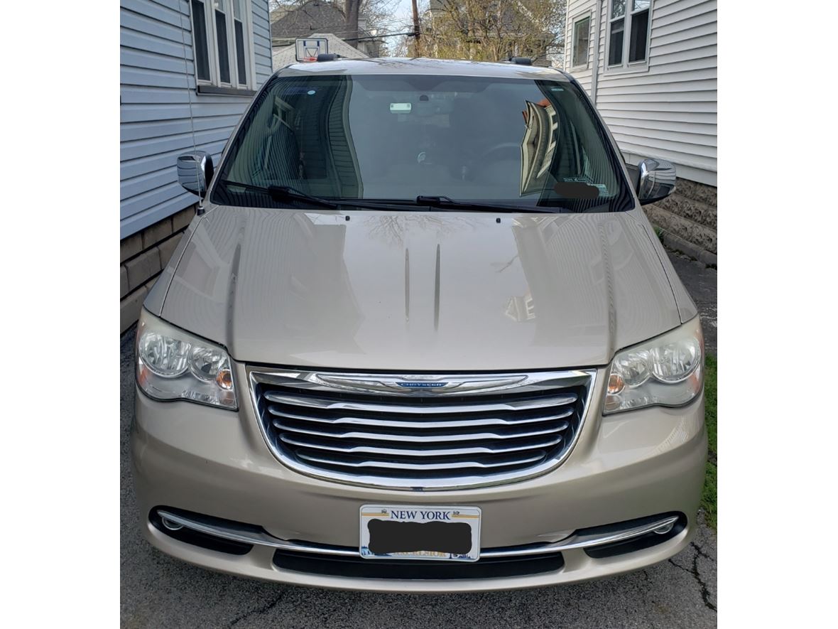 2012 Chrysler Town & Country for sale by owner in Rochester